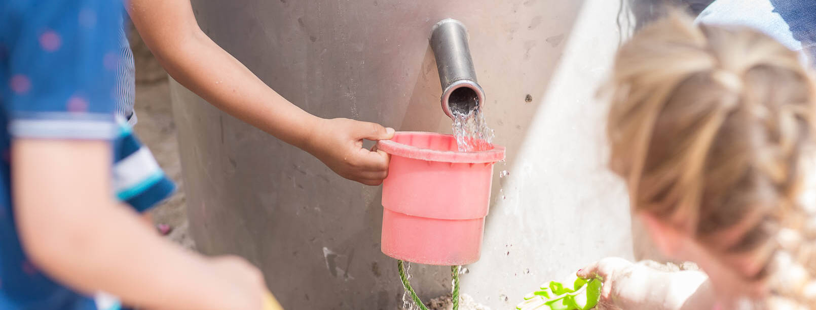 Kinder entnehmen Gartenwasser