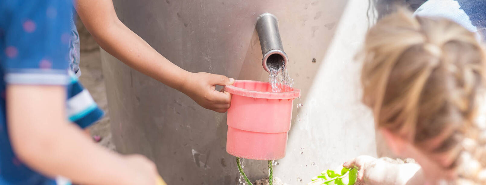 Kinder entnehmen Gartenwasser