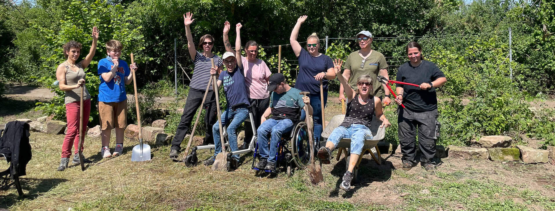 Gartenarbeit, mit einer Gruppe von glücklichen und arbeitslustigen Menschen.
